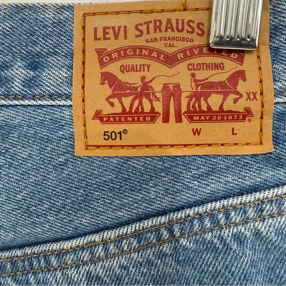 Levi’s 501 Original Jean Shorts Button Fly Distressed Frayed Women’s Size 26 - Picture 4 of 8